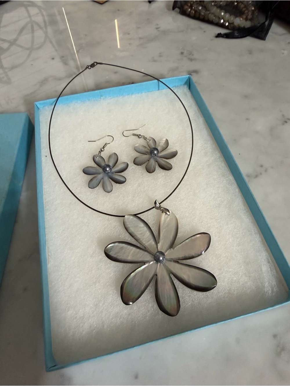 Mother-of-Pearl Flower Pendant Necklace & Earring Set - Gray Black Blue